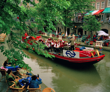 840355 Afbeelding van een live jazzband op een 'muziekboot' op de Oudegracht tussen de Jansbrug en de Bakkerbrug te ...